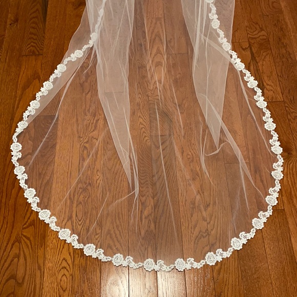 Accessories - Brand New! Long Floral Trim Veil